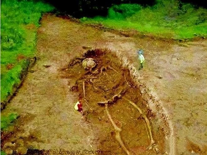 巨人骨骸：中国发现65米巨人骸骨
