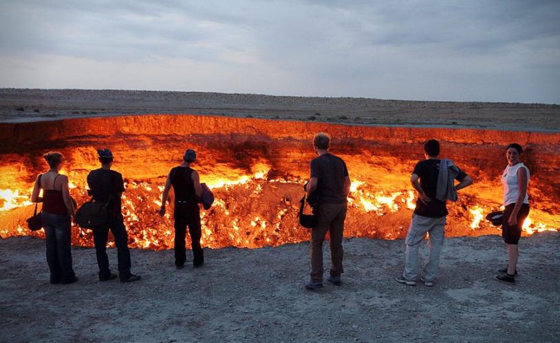 乌兹别克斯坦地狱之门 地狱之门燃烧了46年