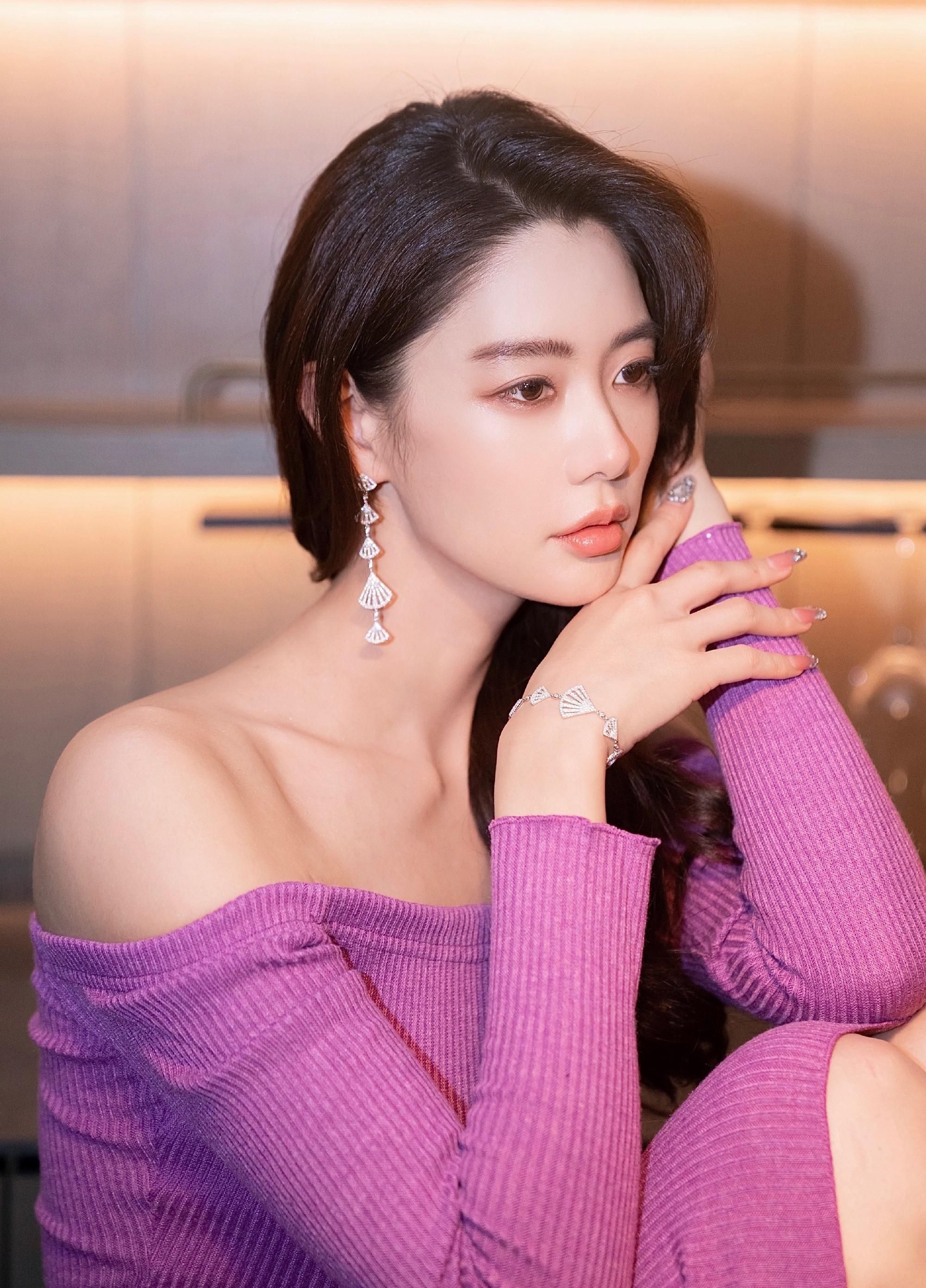 李成敏工作女郎抖胸